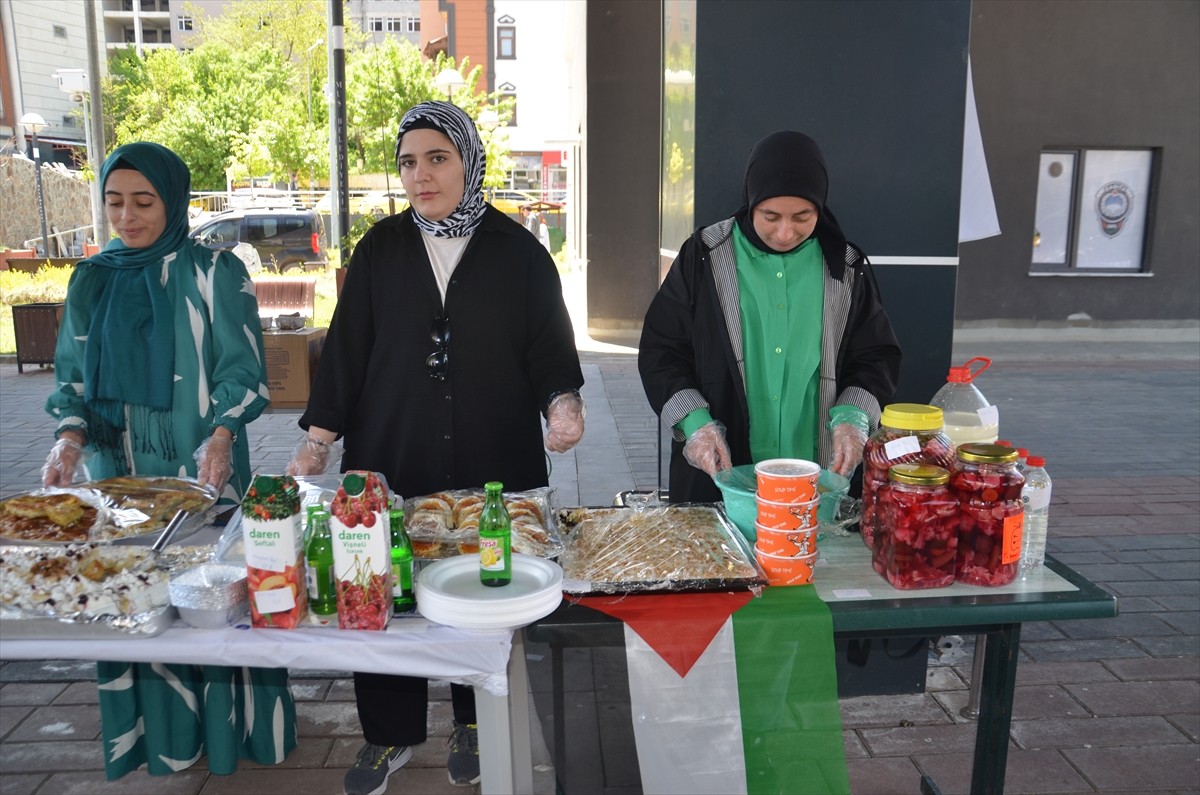 Muş'ta İsrail saldırıları altındaki Gazze'ye yardım kermesi gerçekleştirildi.