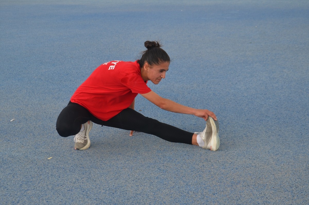 Muş'ta milli atlet Derya Kunur, her gün 30 kilometre koşarak Avrupa 10.000 Metre Kupası'na...