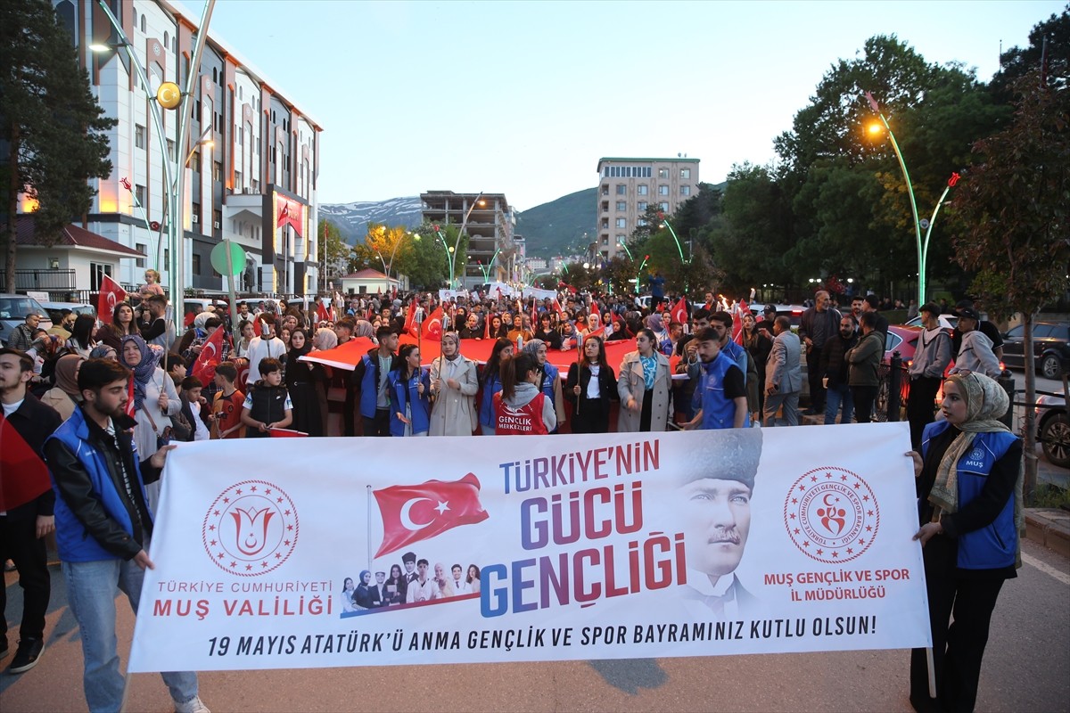 Muş'ta valilik koordinasyonunda yüzlerce kişinin katılımıyla "Meşaleli Gençlik Yürüyüşü" yapıldı....