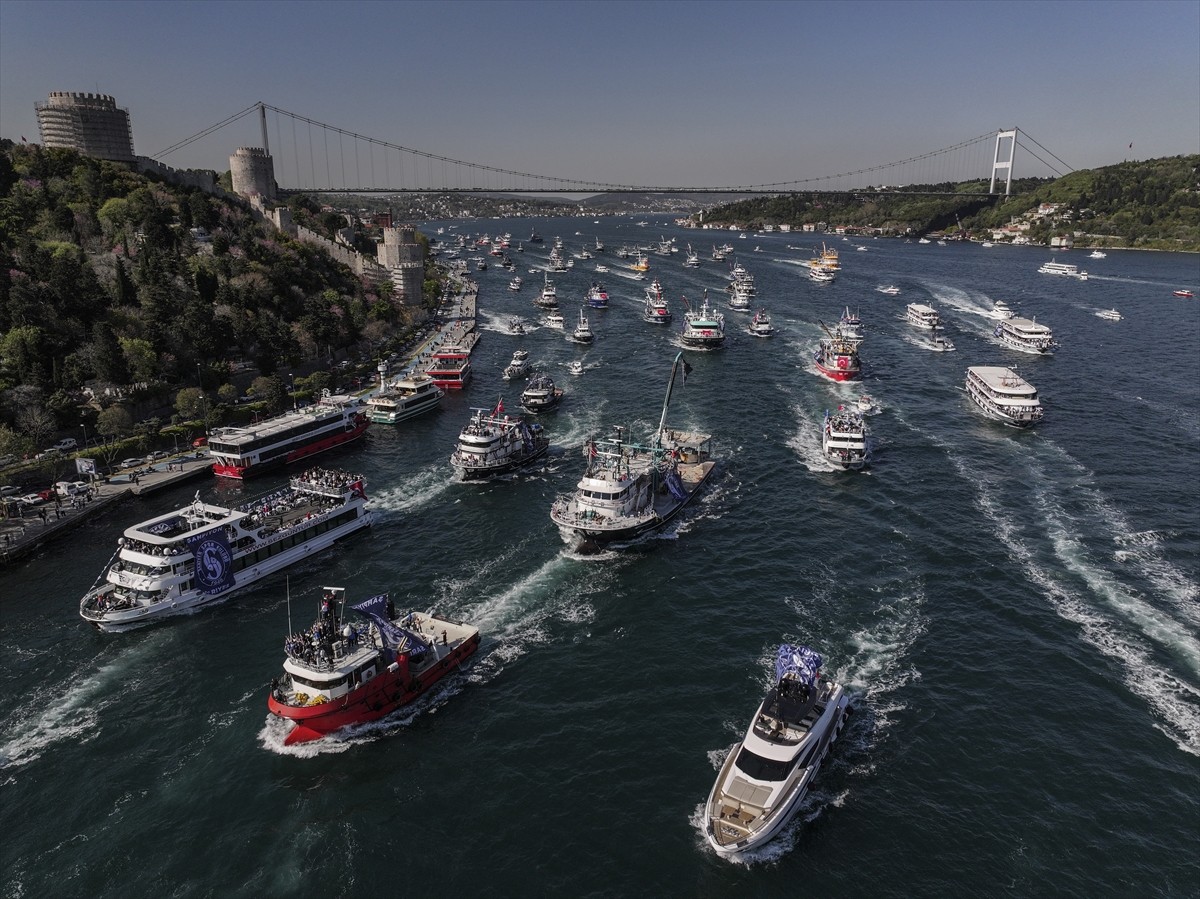 Nesine 2. Lig Beyaz Grub'u birinci bitirerek Trendyol 1. Lig'e yükselen Sarıyer'in taraftarları...