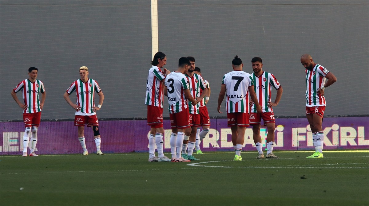 Nesine 3. Lig play-off 3. tur rövanş maçında Karşıyaka ile Muşspor Alsancak Mustafa Denizli...