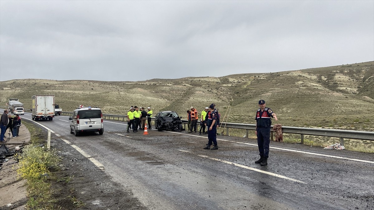 Nevşehir'de meydana gelen zincirleme trafik kazasında 3'ü ağır 7 kişi yaralandı. Kaza yerine...