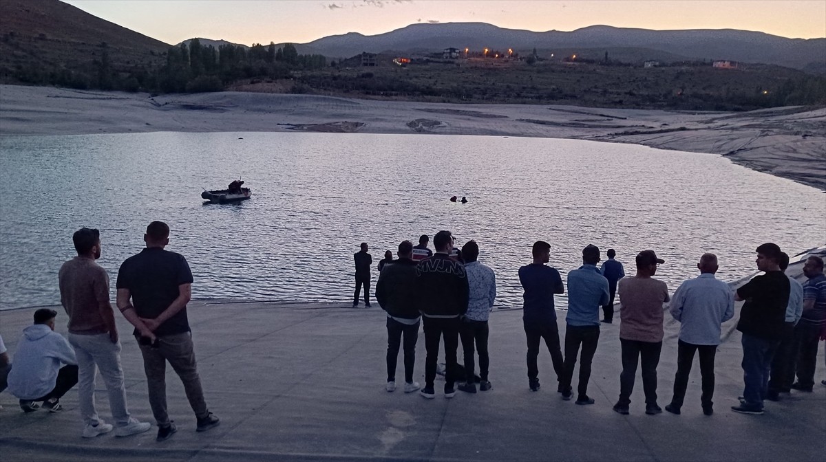 Niğde'de baraj gölünde kaybolan çocuğun bulunması için arama çalışması başlatıldı.