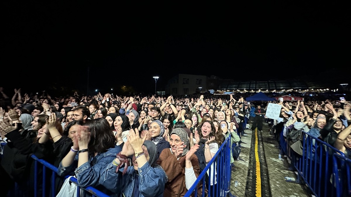 Ondokuz Mayıs Üniversitesi’nin (OMÜ) düzenlediği 50. yıl şenliği kapsamında Emre Aydın konser...