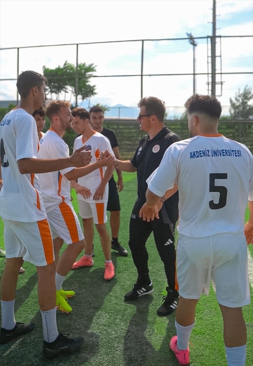 Onvo Antalyaspor Teknik Direktörü Emre Belözoğlu ve teknik ekibi, Akdeniz Üniversitesi Spor...