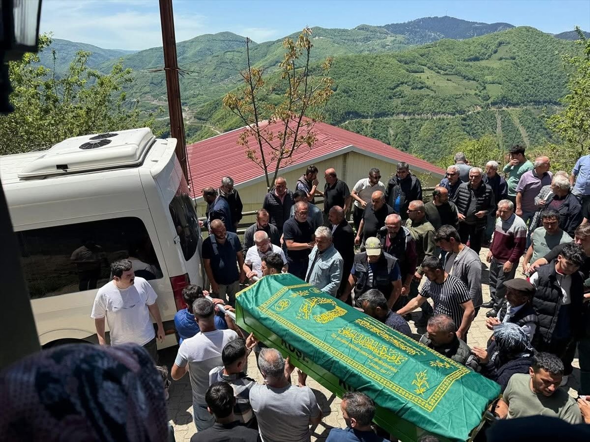 Ordu'da denizde boğulma tehlikesi geçiren ve kaldırıldığı hastanede hayatını kaybeden lise...