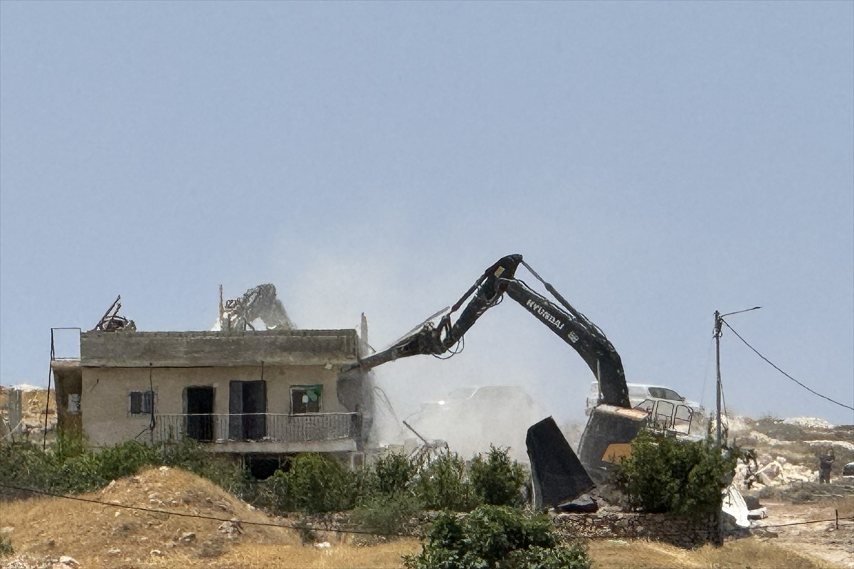  ordusu işgal altındaki Batı Şeria'nın güneyinde Filistinlilere ait bir evi ve bin metrekarelik...