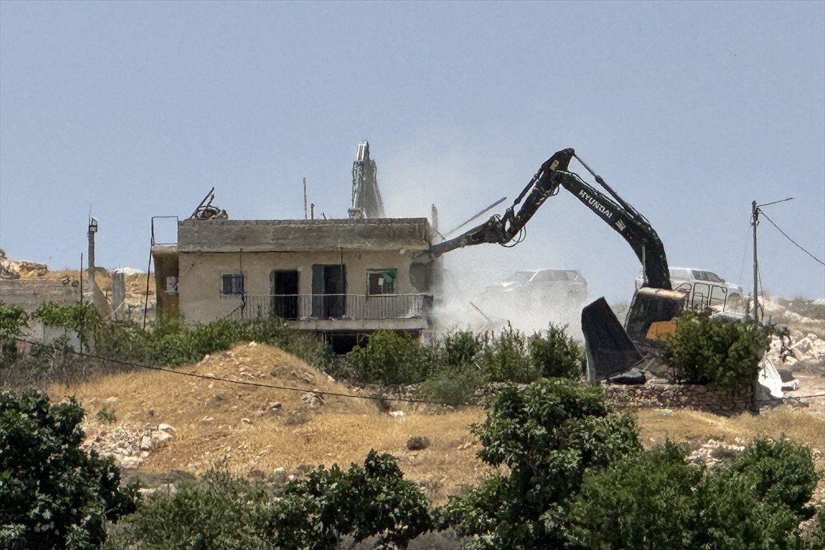  ordusu işgal altındaki Batı Şeria'nın güneyinde Filistinlilere ait bir evi ve bin metrekarelik...