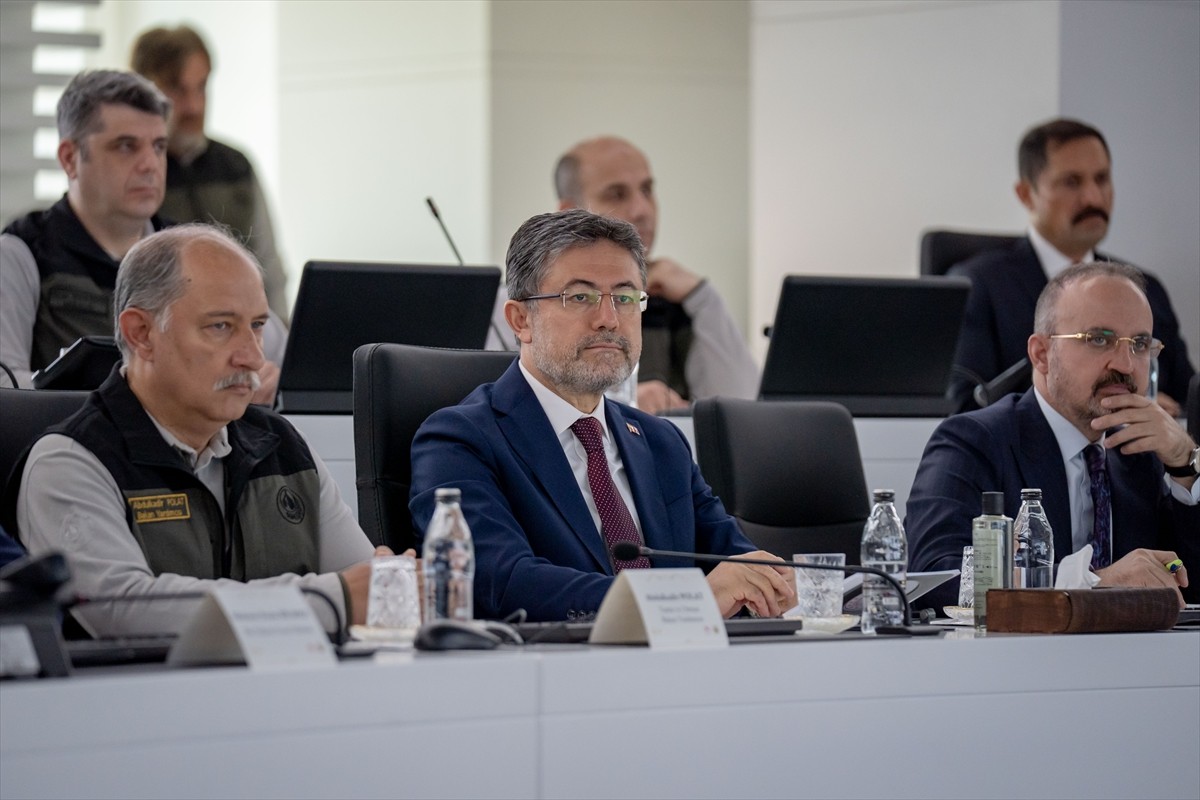 Orman Genel Müdürlüğü Yangın Yönetim Merkezi'nde risk altındaki illerin valileriyle Orman...
