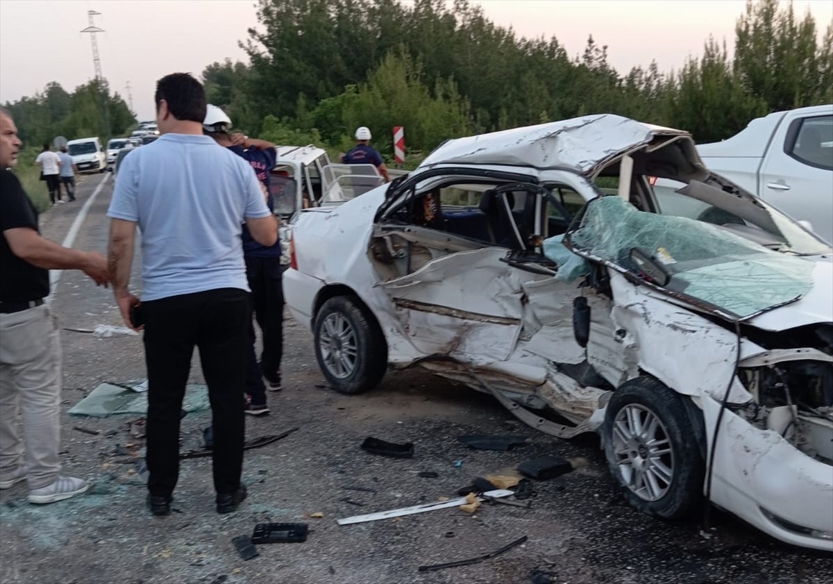 Osmaniye'nin Kadirli ilçesinde 4 aracın karıştığı zincirleme trafik kazasında 1 kişi öldü, 6 kişi...