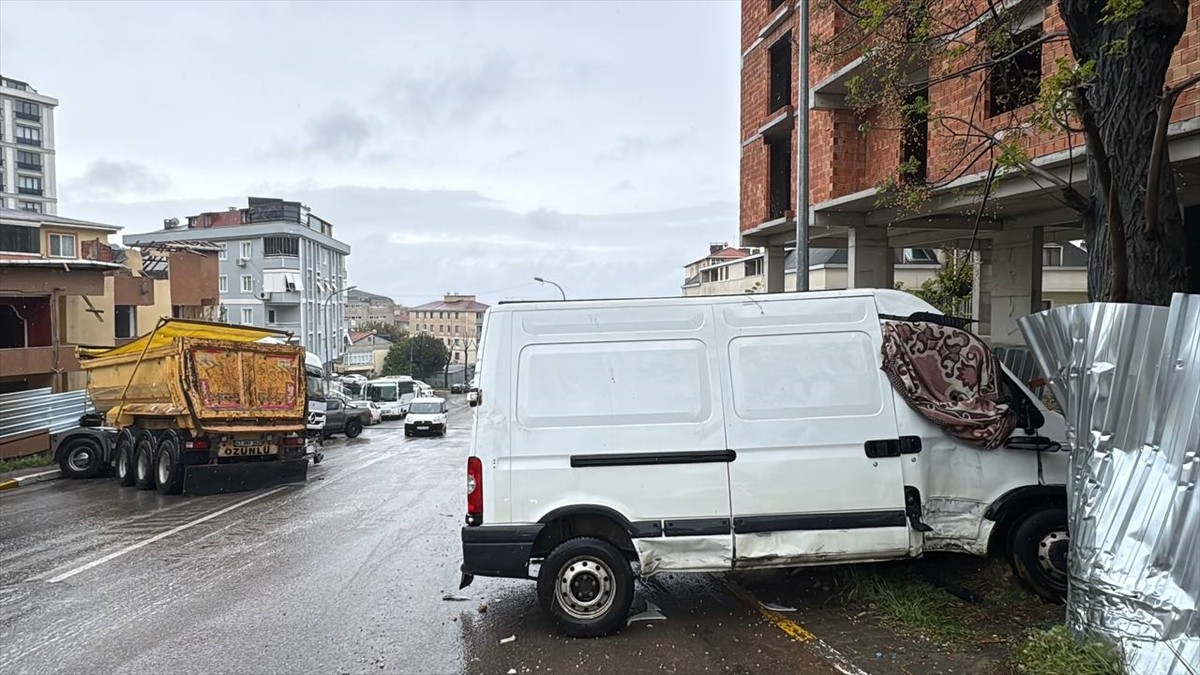Pendik'te, yokuştan inen hafriyat kamyonunun panelvan ile servis minibüsüne çarptığı kaza...