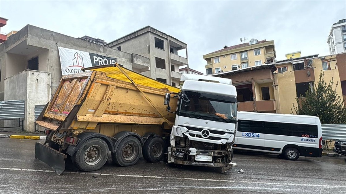 Pendik'te, yokuştan inen hafriyat kamyonunun panelvan ile servis minibüsüne çarptığı kaza...