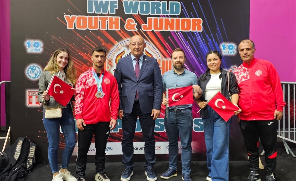 Peru'da düzenlenen Yıldızlar ve Gençler Dünya Halter Şampiyonası'nda milli sporcular, 1 altın, 2...