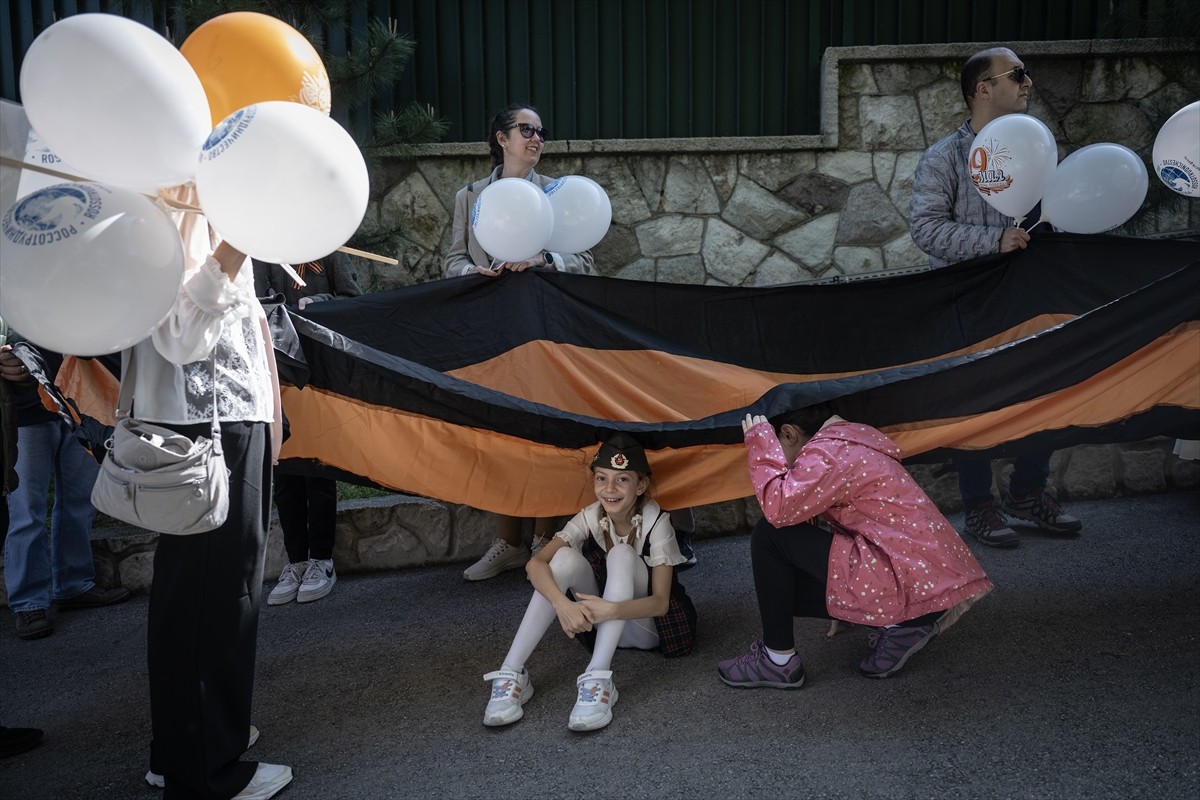 Rusya'nın Ankara Büyükelçiliği'nde 9 Mayıs Zafer Günü kutlamaları kapsamında "Ölümsüz Alay"...