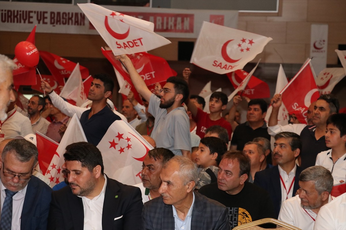 Saadet Partisi Genel Başkanı Mahmut Arıkan, Antalya'nın Kepez ilçesindeki Mimar Sinan Kongre...