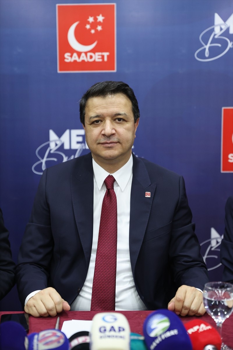 Saadet Partisi Genel Başkanı Mahmut Arıkan (ortada), Şanlıurfa'da bir otelde basın toplantısı...