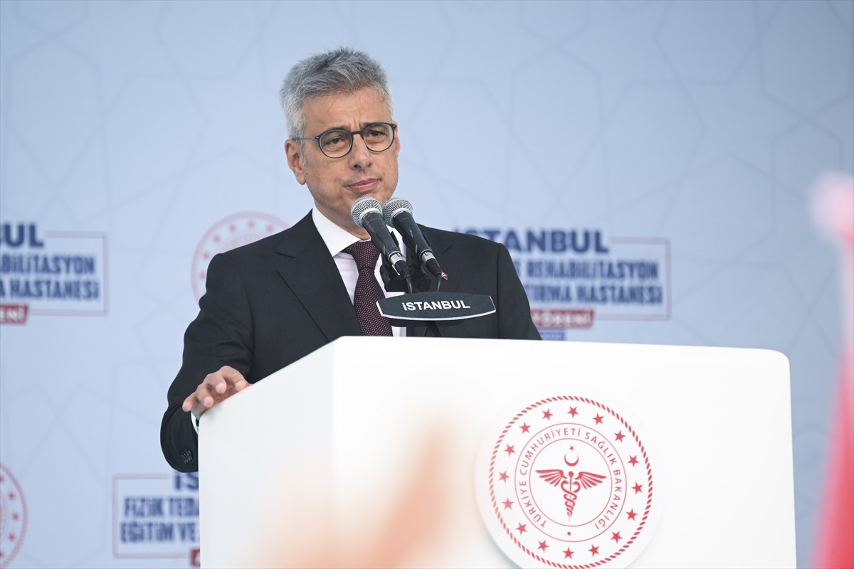 Sağlık Bakanı Kemal Memişoğlu, Avrupa'nın en büyük fizik tedavi hastanesi olan 'İstanbul Fizik...