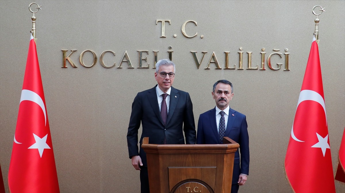 Sağlık Bakanı Kemal Memişoğlu (solda), çeşitli temaslarda bulunmak için geldiği Kocaeli'de...