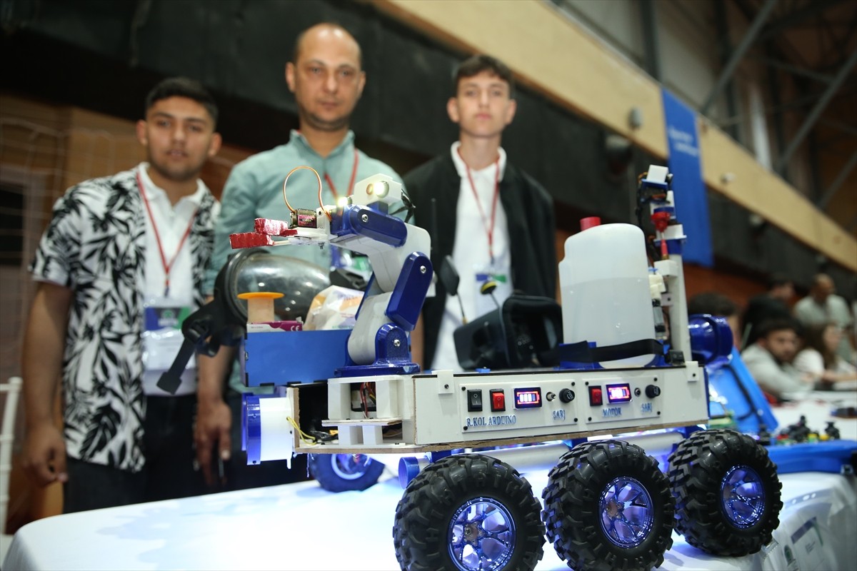 Sakarya'da gençlerin teknolojik tasarım ve uygulama becerilerini geliştirmeleri ve üreten...