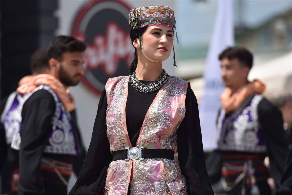 Sakarya'da üniversitede okuyan uluslararası öğrencilere yönelik olarak "4. Geleneksel Türk Kültürü...