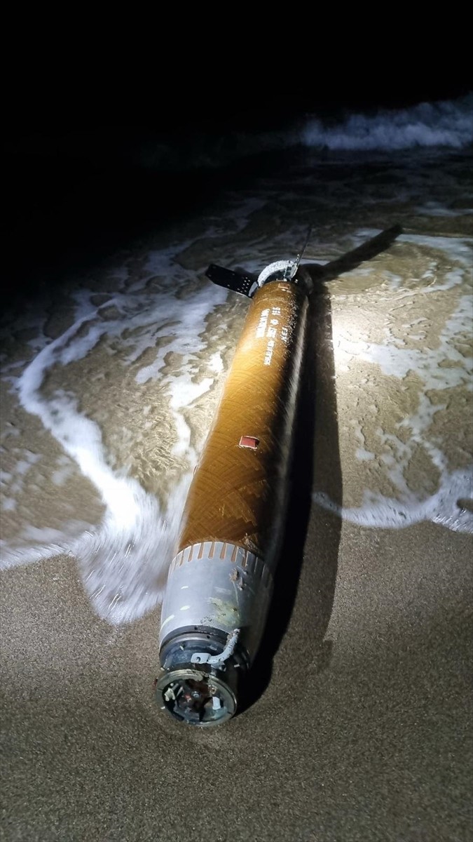 Sakarya'nın Karasu ilçesinde sahilde roket motoru olduğu değerlendirilen cisim bulundu.