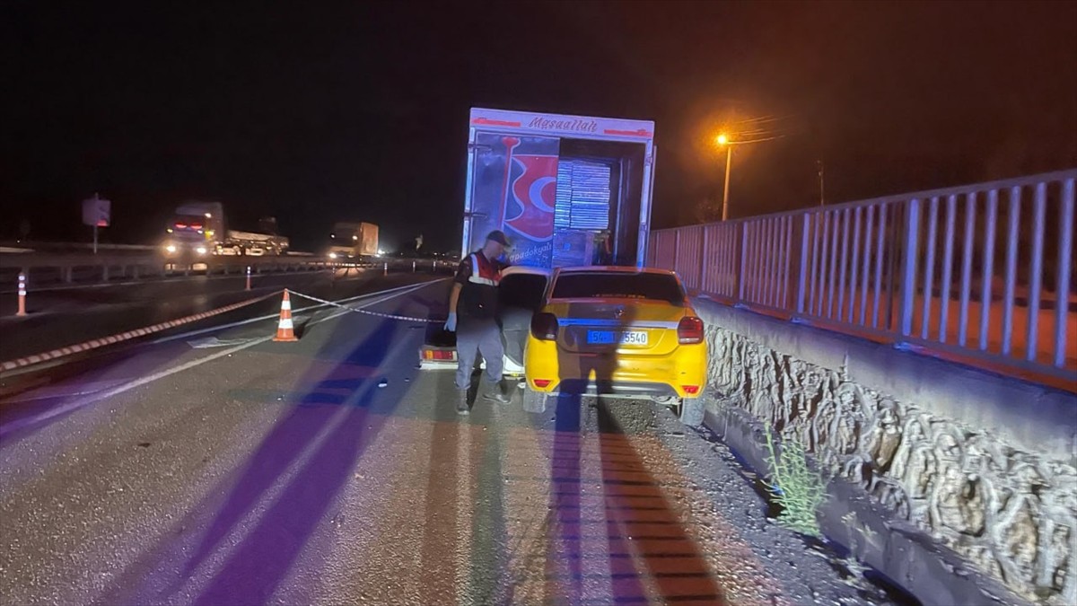 Sakarya'nın Pamukova ilçesinde ticari taksinin kamyonete arkadan çarpması sonucu 1 kişi öldü, 1...