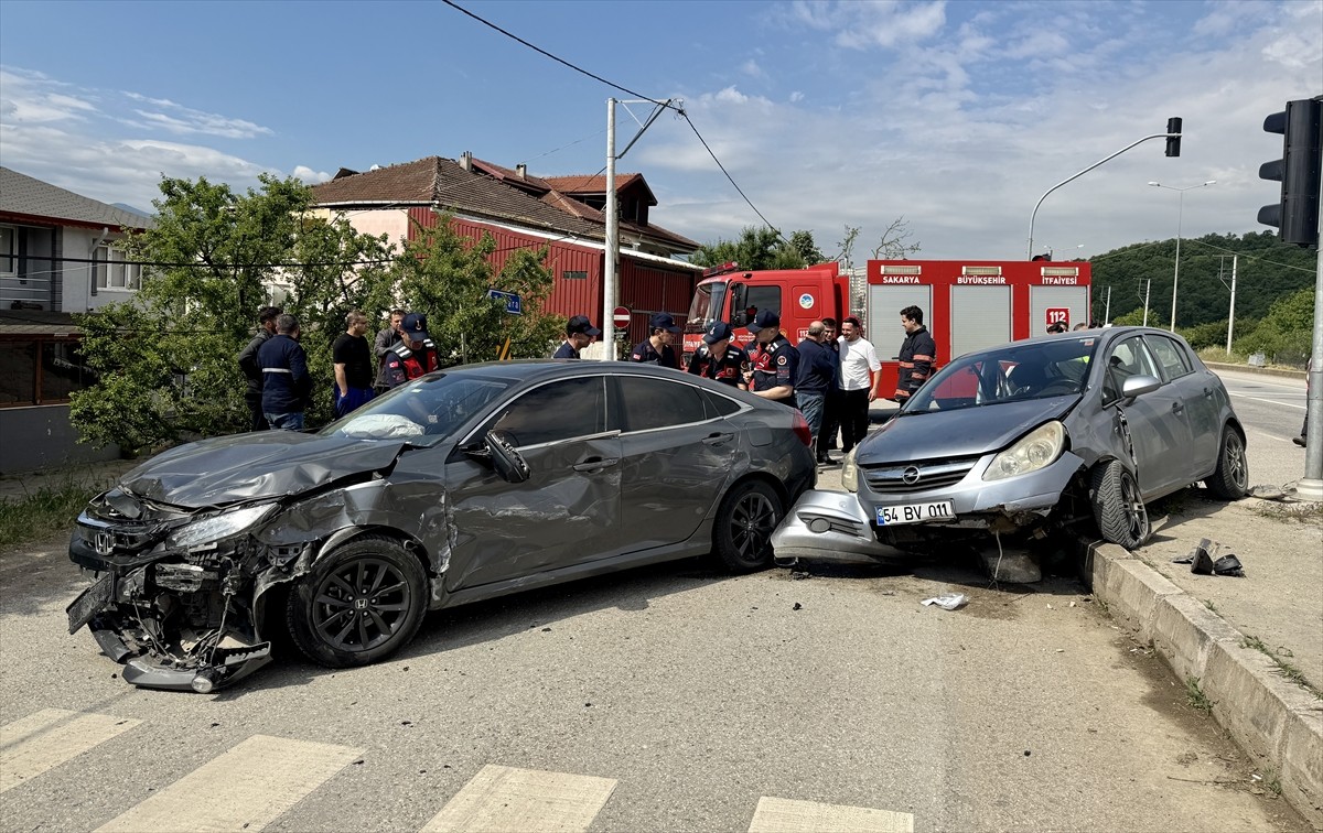 Sakarya'nın Serdivan ilçesinde iki otomobilin çarpışması sonucu 4 kişi yaralandı. Haber verilmesi...
