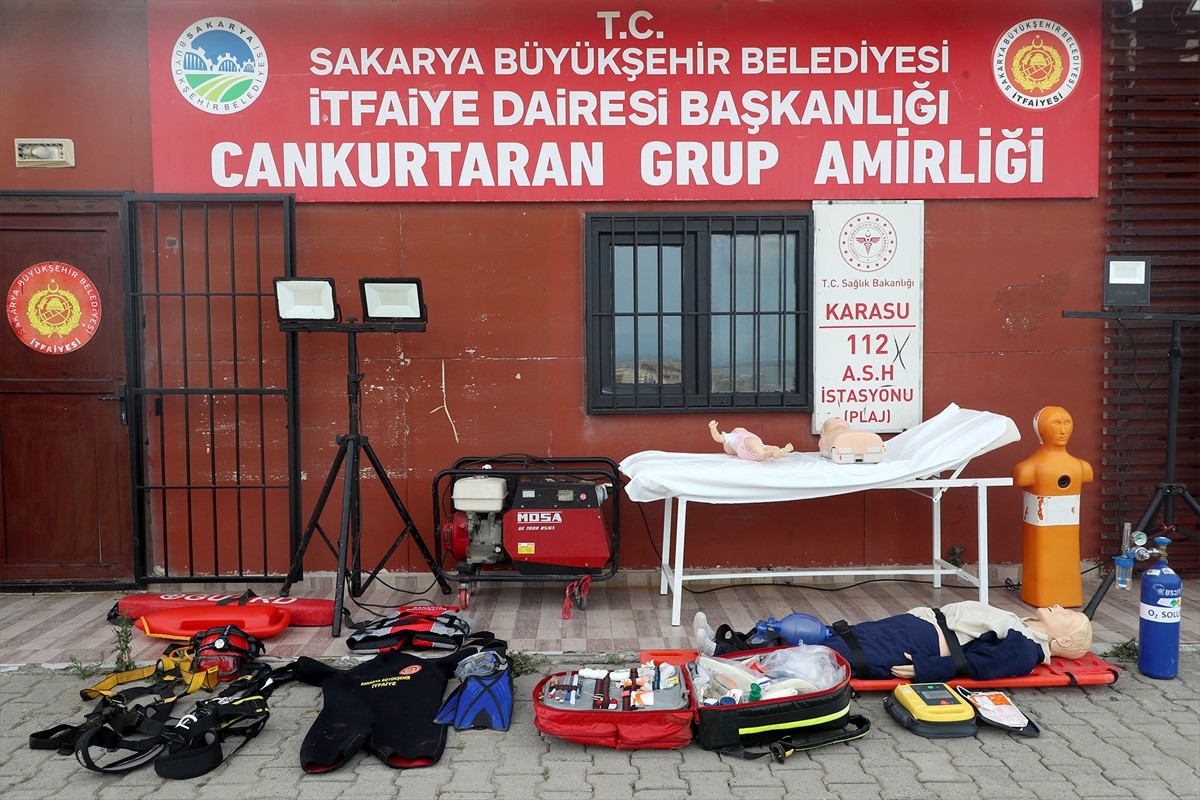 Sakarya Büyükşehir Belediyesince zorlu eğitimlerden geçirilerek seçilen 72 cankurtaran, 1...