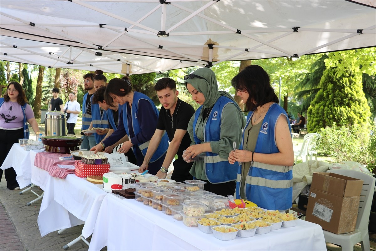 Sakarya Üniversitesi (SAÜ) öğrencileri, İsrail'in saldırıları altındaki Gazze'de yaşayan...