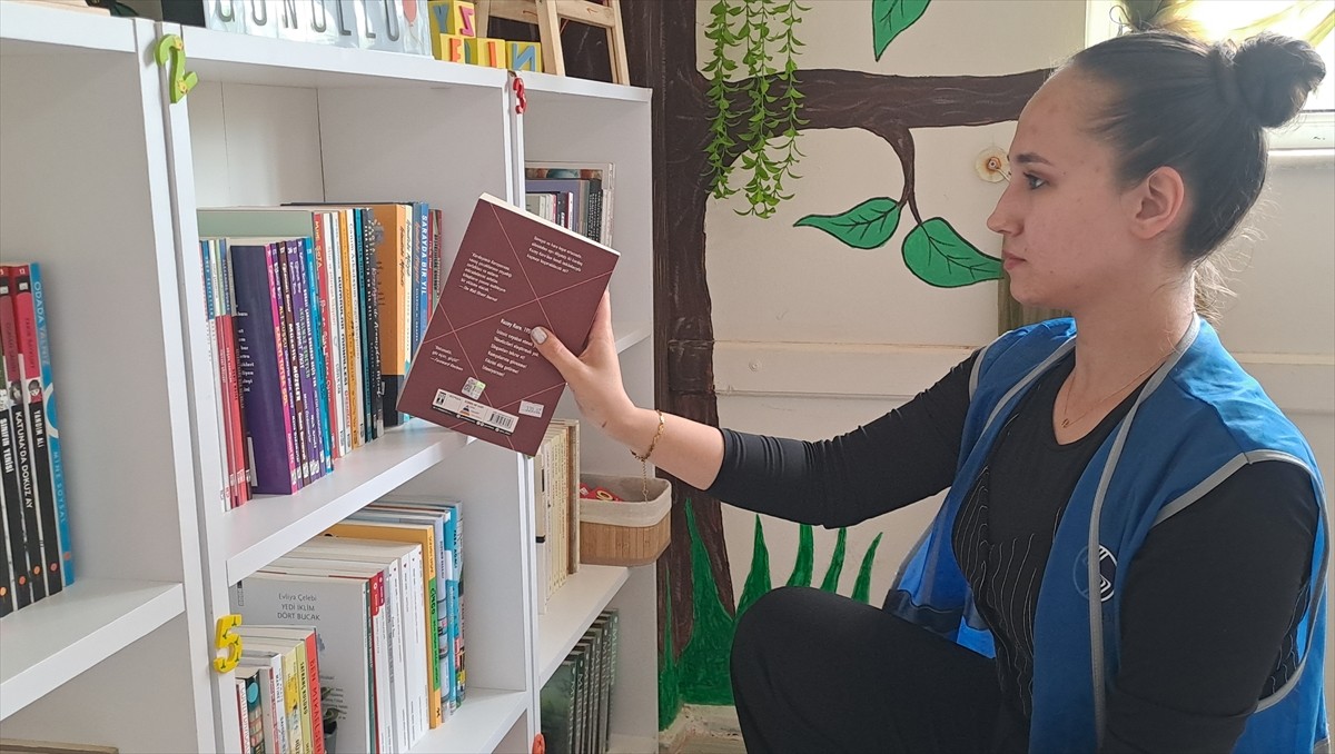 Sakarya Üniversitesi (SAÜ) öğrencileri, kermesten elde ettikleri gelirle Söğütlü ilçesinde bir...