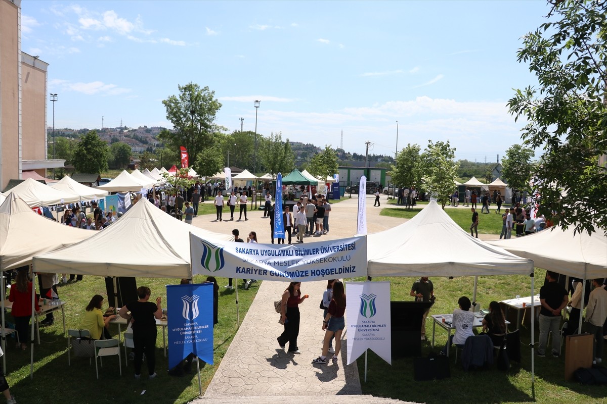Sakarya Uygulamalı Bilimler Üniversitesi (SUBÜ) tarafından düzenlenen "SUBÜ Kariyer Zirvesi 2025"...