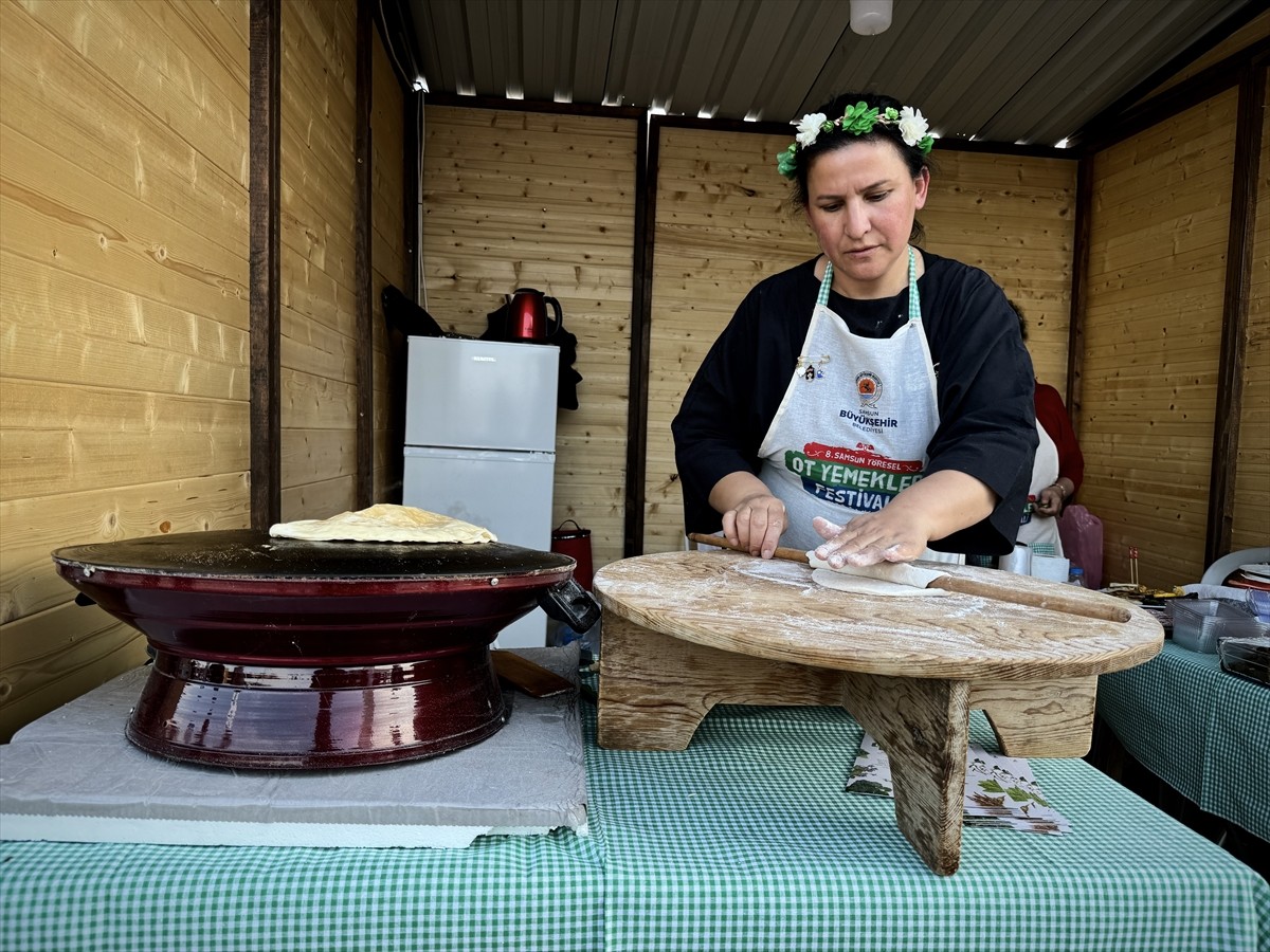 Samsun'da düzenlenen "8. Samsun Yöresel Ot Yemekleri Festivali"nde doğadaki çeşitli otlardan...