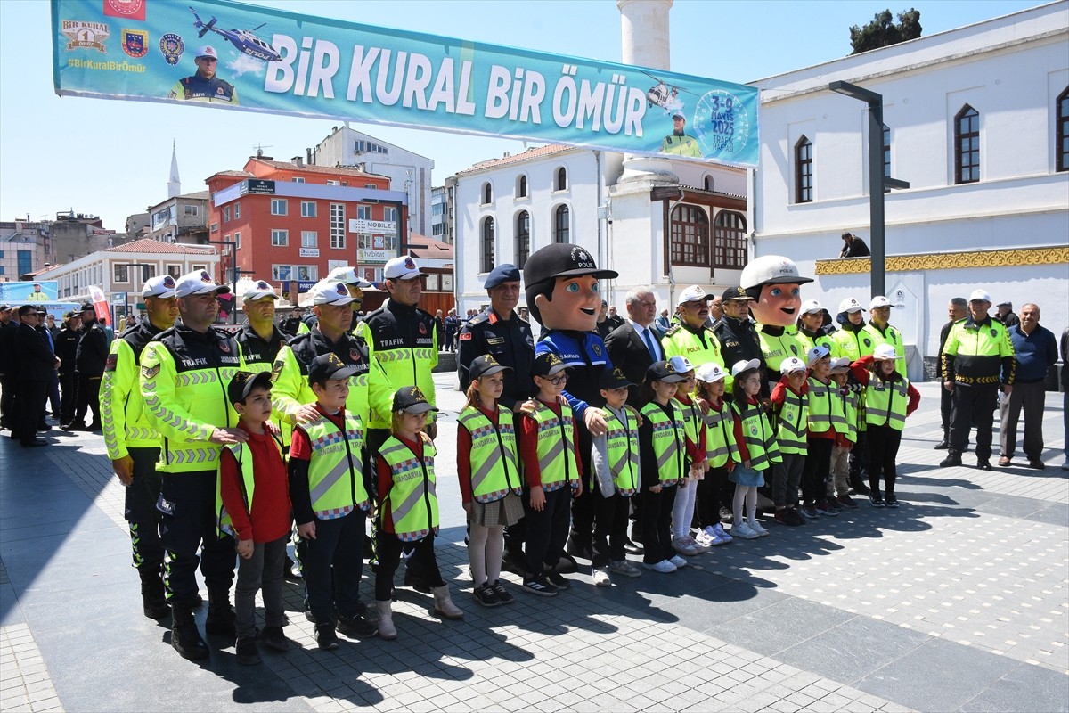 Samsun'da İlkadım ilçesi Saathane Meydanı'nda, Karayolu Trafik Haftası etkinlikleri kapsamında...