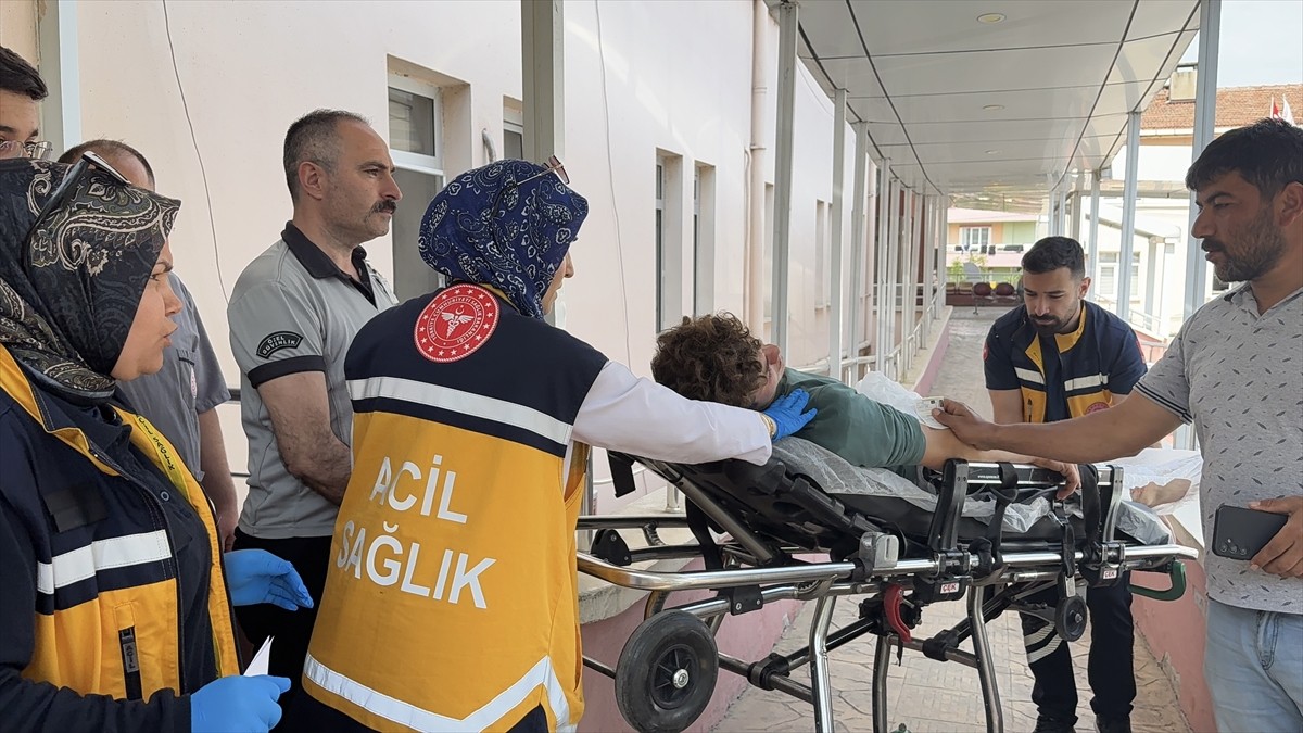 Samsun'un Alaçam ilçesinde tartıştığı kişiyi bıçakla yaralayan şüpheli, gözaltına alındı. Sağlık...