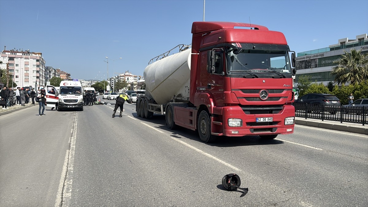 Samsun'un Atakum ilçesinde tırla çarpışan motosikletin sürücüsü hayatını kaybetti.