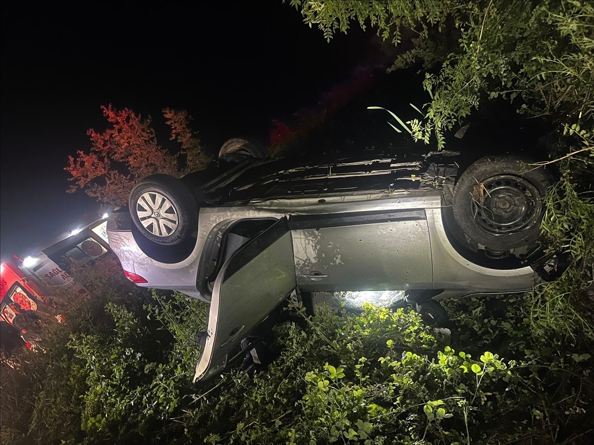 Samsun'un Bafra ilçesinde otomobilin yoldan çıkarak tarlaya devrilmesi sonucu sürücü...