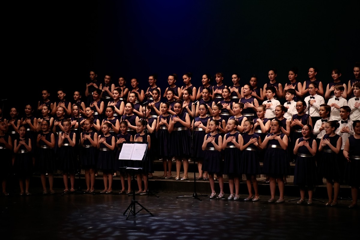 Samsun Devlet Opera ve Balesinin (SAMDOB) "çocuk korosu" konser verdi. SAMDOB'un 90 kişilik çocuk...