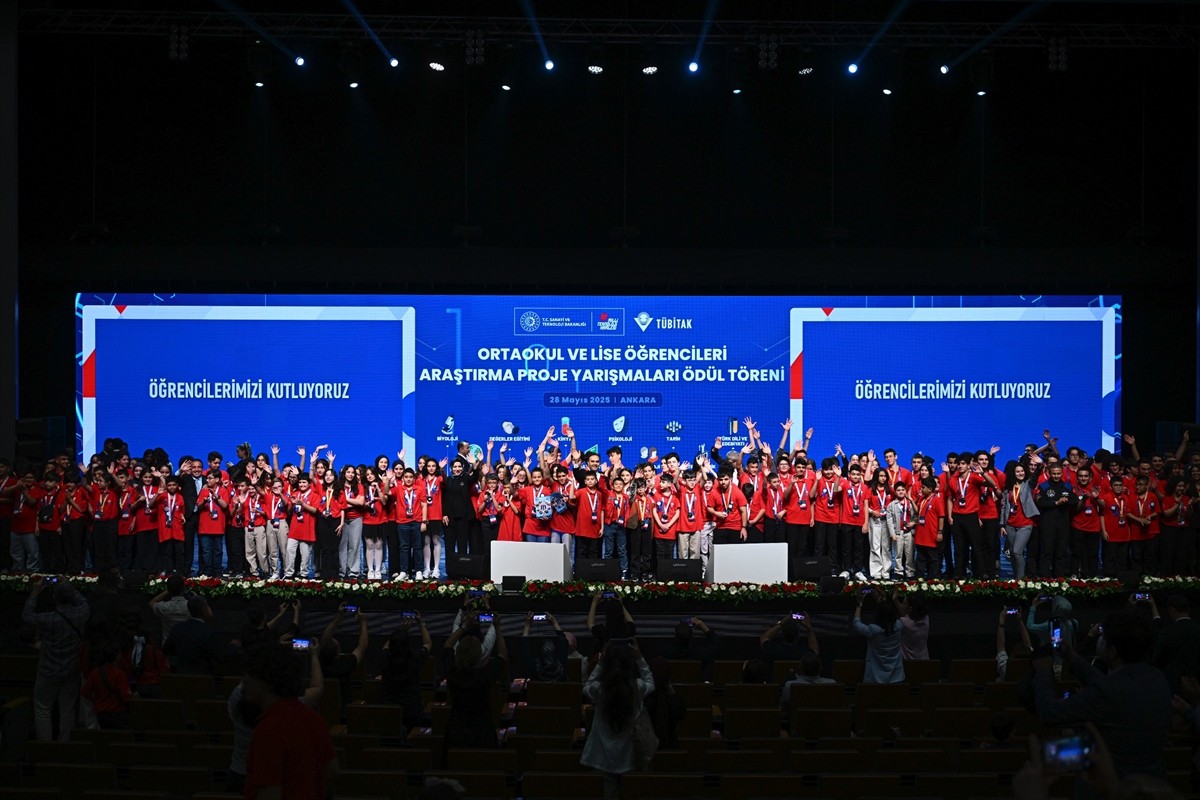 Sanayi ve Teknoloji Bakanı Mehmet Fatih Kacır, ATO Congresium'da düzenlenen TÜBİTAK Ortaokul ve...