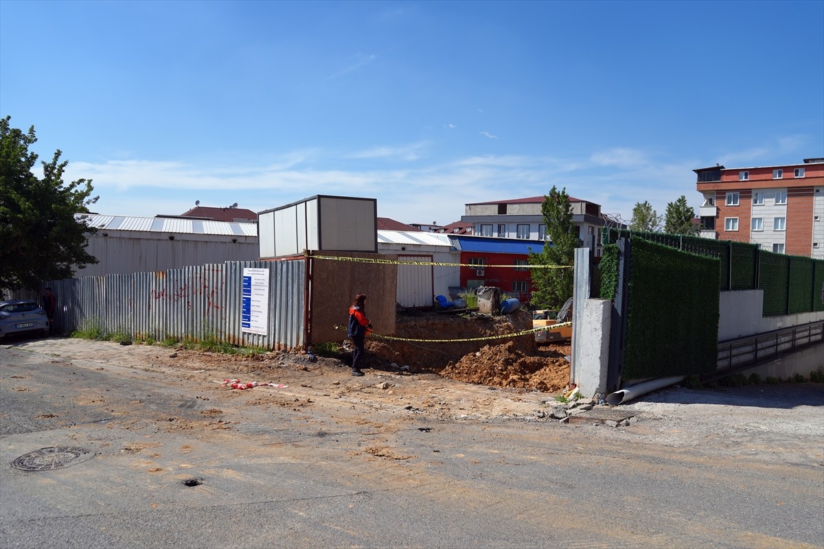 Sancaktepe'de inşaat alanında meydana gelen göçük altında kalan 2 işçi kurtarıldı.