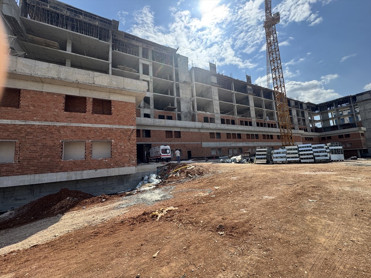 Şanlıurfa'nın Haliliye ilçesinde inşaattan düşen işçi hayatını kaybetti. Bölgeye sağlık ve polis...