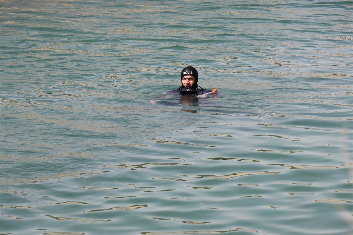 Şanlıurfa'nın Haliliye ilçesinde sulama kanalında akıntıya kapılan çocuk için arama çalışması...