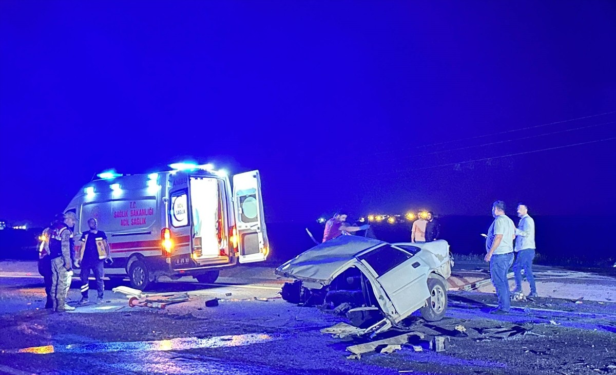 Şanlıurfa'nın Siverek ilçesinde tır ile otomobilin çarpıştığı kazada 1 kişi hayatını kaybetti, 1...