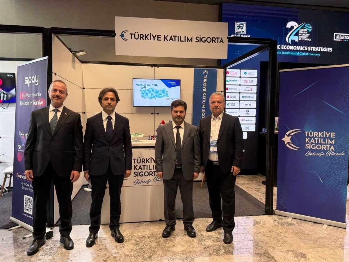 Sigortacılık ve Özel Emeklilik Düzenleme ve Denetleme Kurumu (SEDDK) Başkanı Davut Menteş (sol 2)...