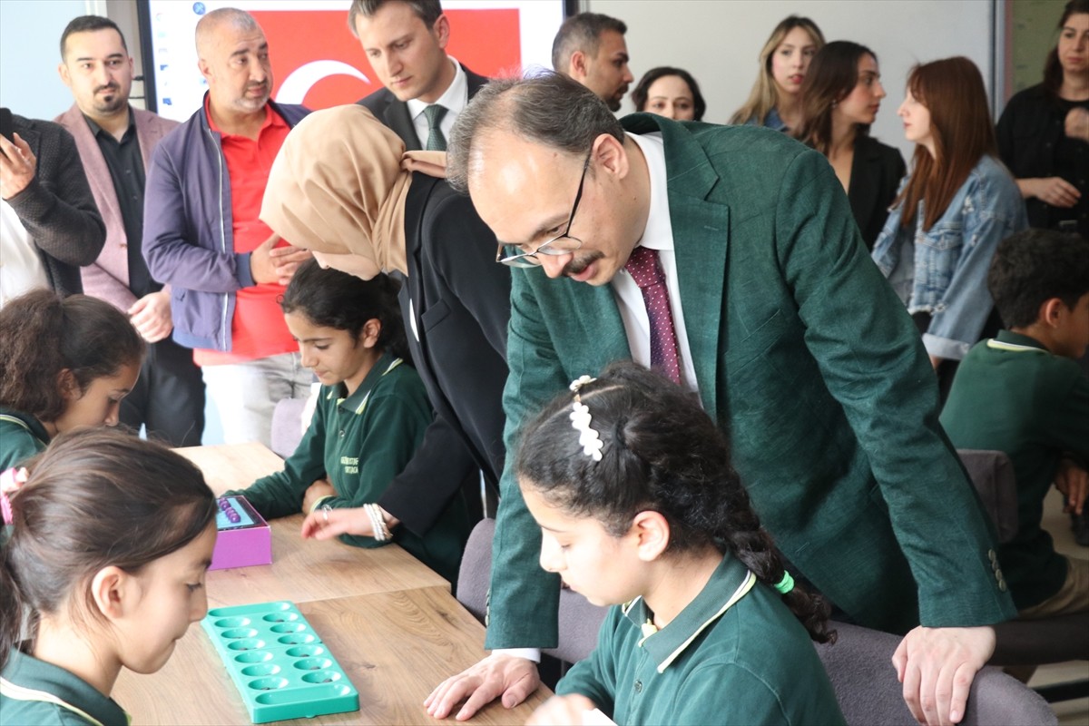 Siirt'in Baykan ilçesinde "Sen de Bir Fidan Dik Sosyal Sorumluluk Projesi" kapsamında...