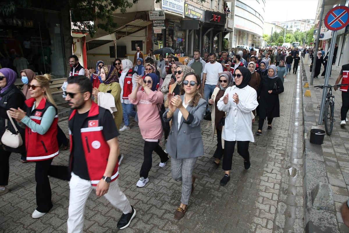 Siirt'te 2025 Aile Yılı etkinlikleri kapsamında 'Aile Haftası' yürüyüşü gerçekleştirildi. Aile ve...