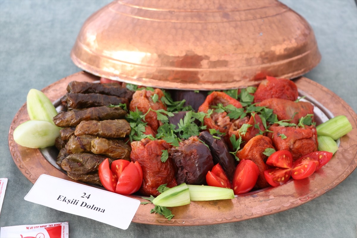 Siirt'te bu yıl dördüncüsü yapılan Asırlık Tariflerle Türk Mutfağı Yöresel Yemek Yarışması'nda 57...