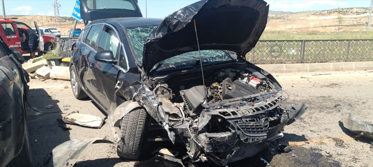 Siirt'te meydana gelen trafik kazasında 4 kişi yaralandı. Olay yerine 112 Acil Sağlık, polis...