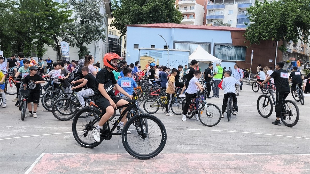Siirt'te "Sağlık için Hareket Et Günü" kapsamında bisiklet turu düzenlendi. Saat kulesi önünde...
