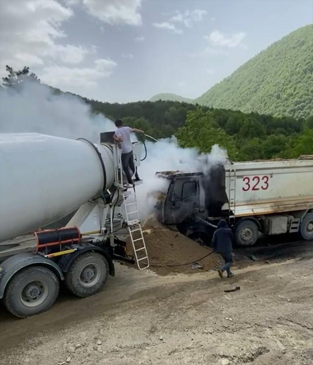 Sinop’un Türkeli ilçesinde alev alan hafriyat kamyonunda ağır hasar oluştu. Kupa kısmı yanan...