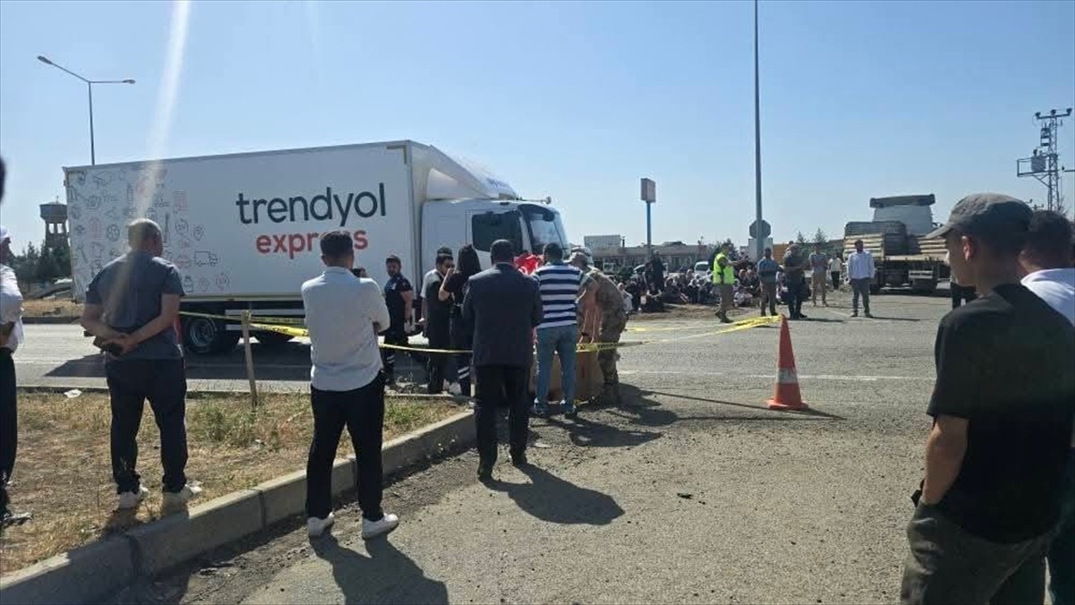 Şırnak'ın Cizre ilçesinde kamyonun çarpması sonucu 17 yaşındaki lise öğrencisi hayatını kaybetti....